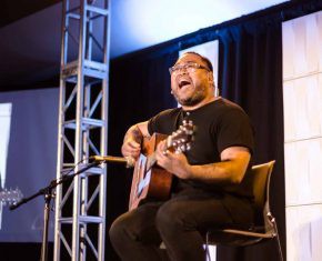 paolo-escobar-singing